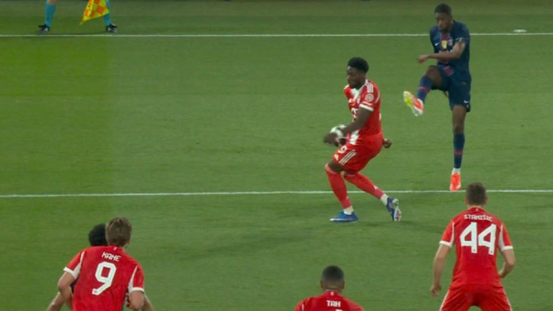 Del Cerro Grande decreta desde el VAR un polémico penalti por mano de Davies a favor del PSG