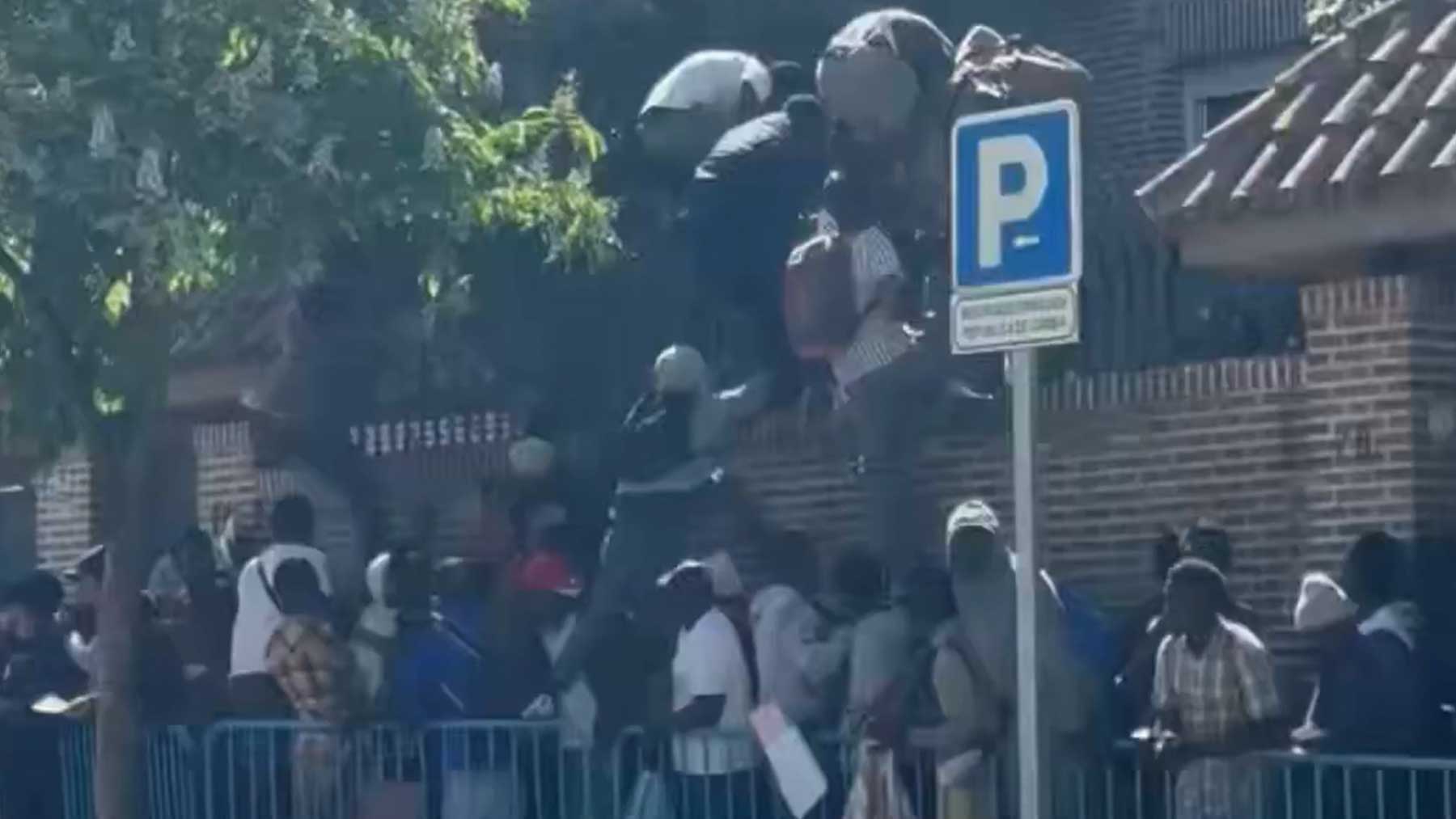 Decenas de inmigrantes asaltan la Embajada de Gambia en Madrid en pleno proceso de regularización