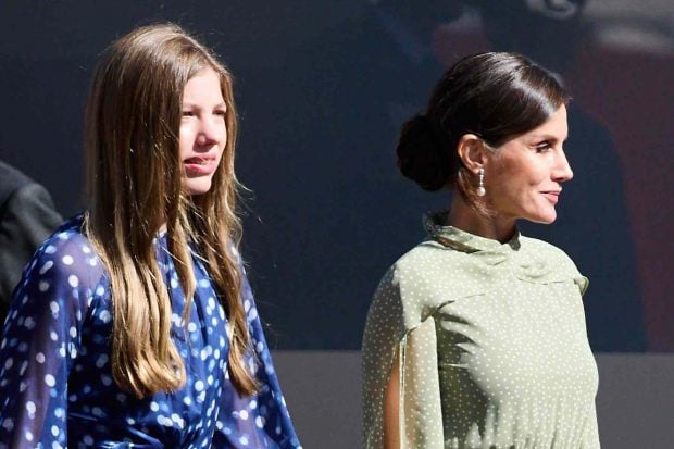 La infanta Sof&iacute;a junto a la Reina Letizia en un acto oficial. (Foto: Getty Images)