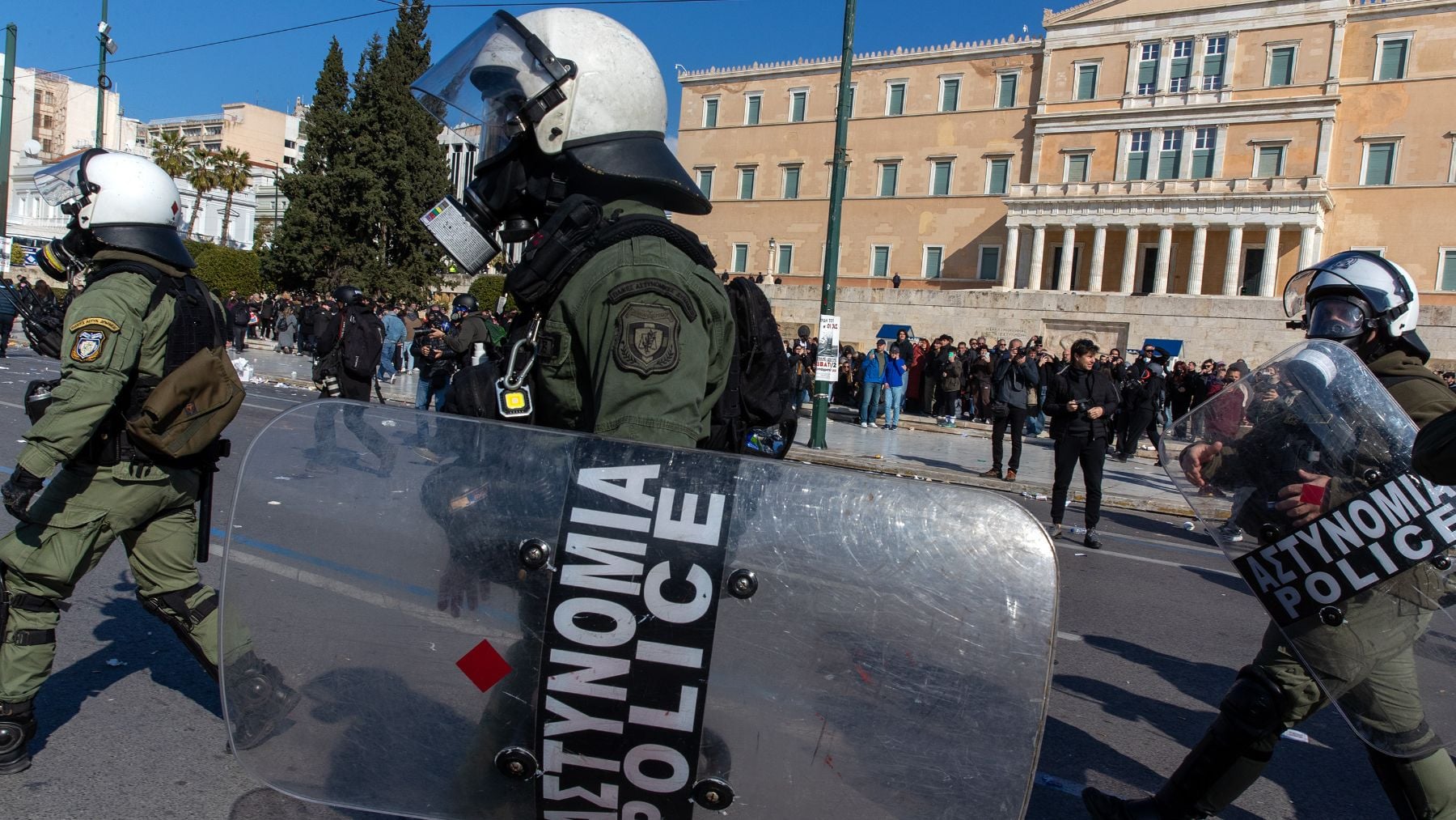 Un anciano hiere a varias personas a tiros en dos edificios públicos de Atenas