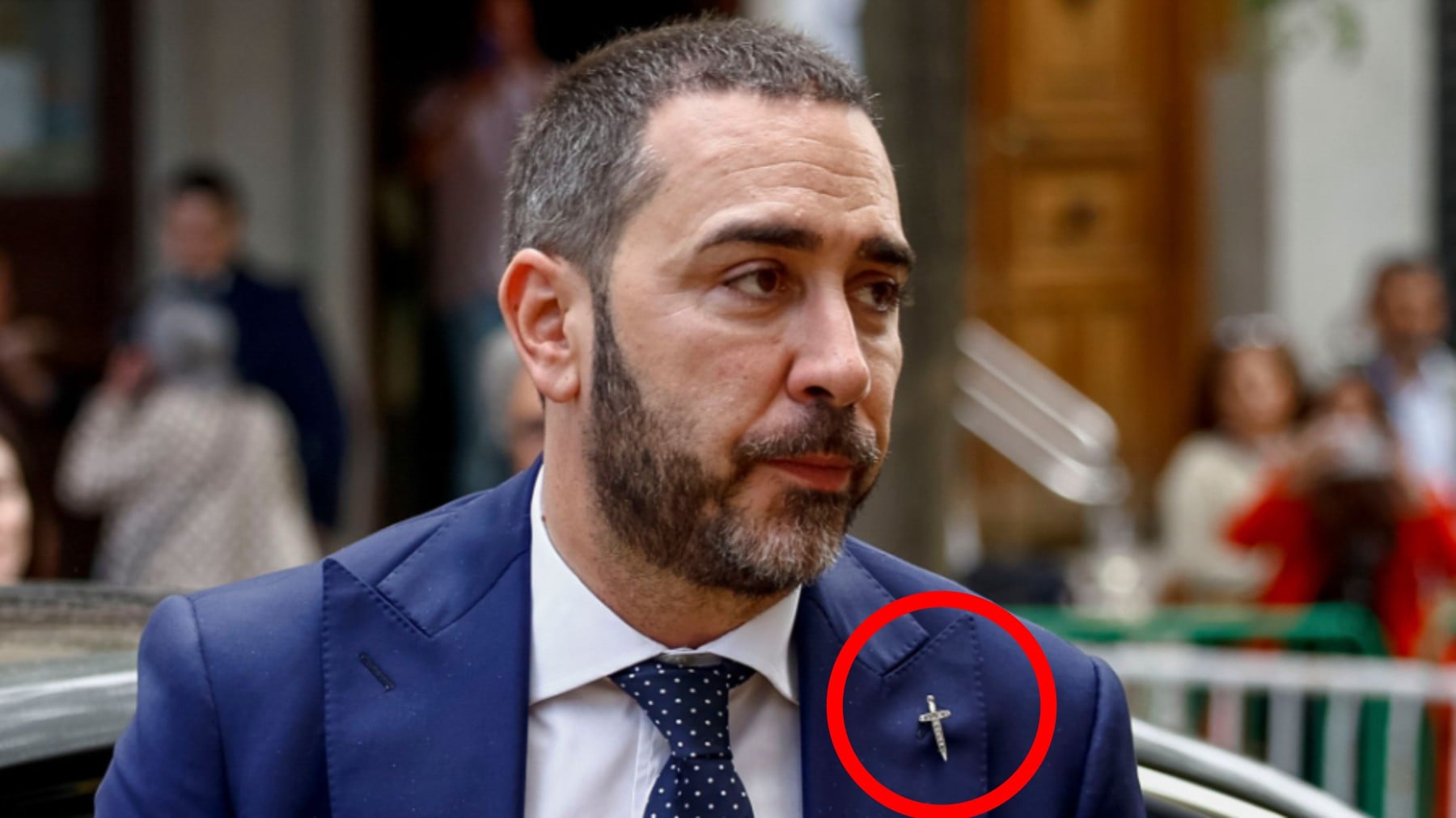 La enigmática historia del pin de la espada de Aldama: por qué lo lleva y a quién perteneció