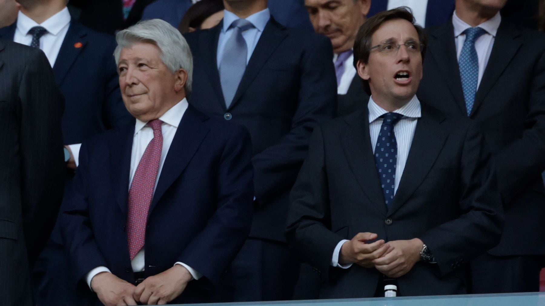 Almeida se desgañita cantando el himno del Atlético antes de la Champions
