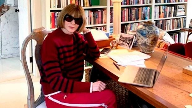 Anna Wintour en su ic&oacute;nica foto luciendo un pantal&oacute;n de ch&aacute;ndal durante la pandemia (Instagram).