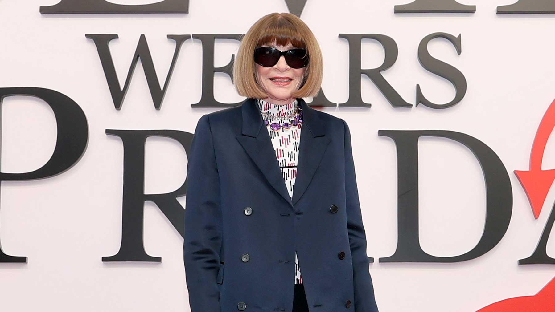 Así es Anna Wintour, la editora de moda que ¿inspiró