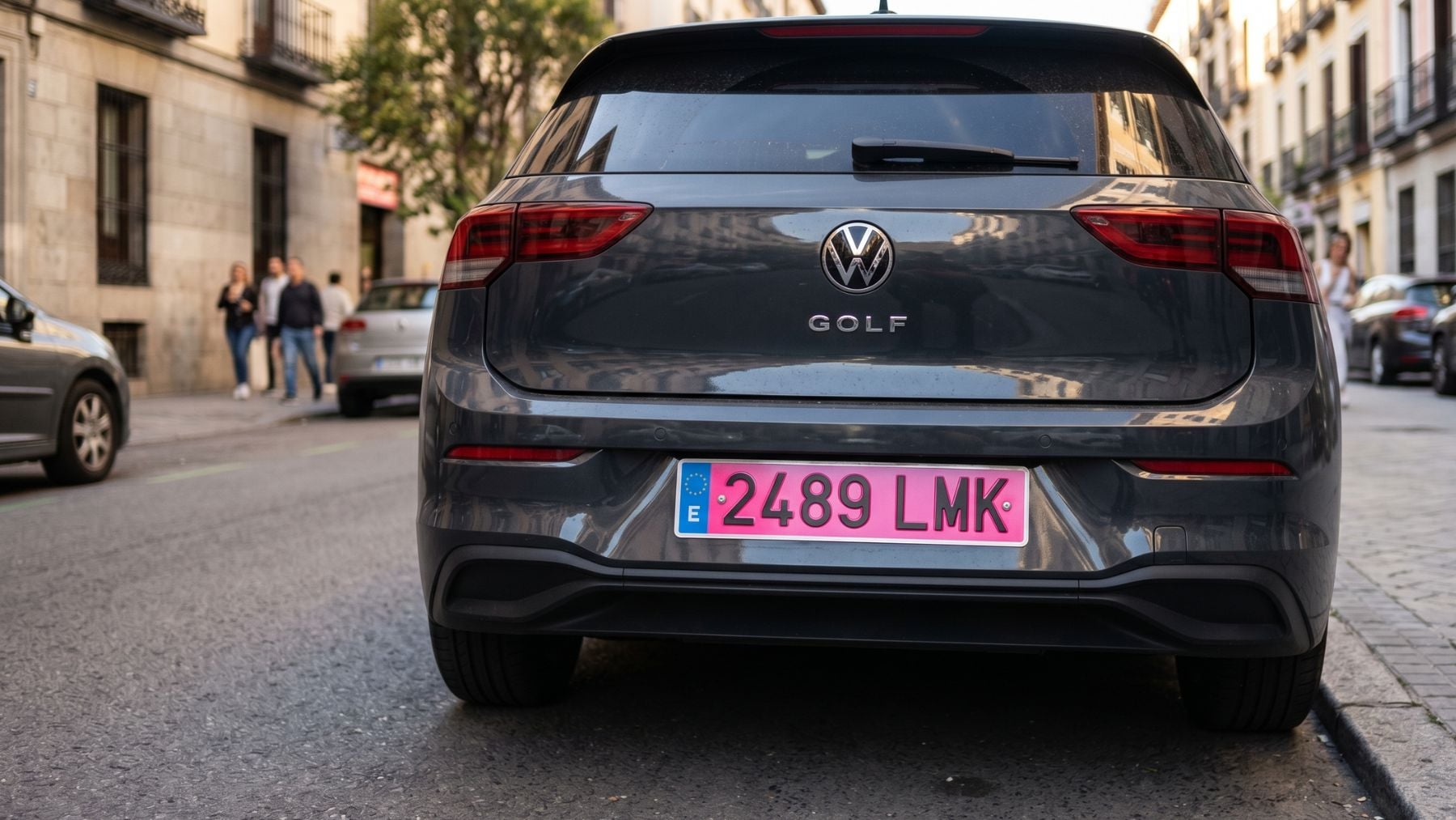 Coche con matrícula rosa. Imagen generada con IA.