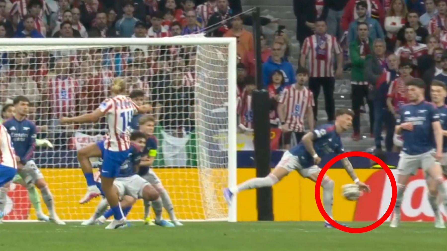 El VAR tiene que avisar a Makkelie de un penalti a favor del Atlético de Madrid por mano de Ben White