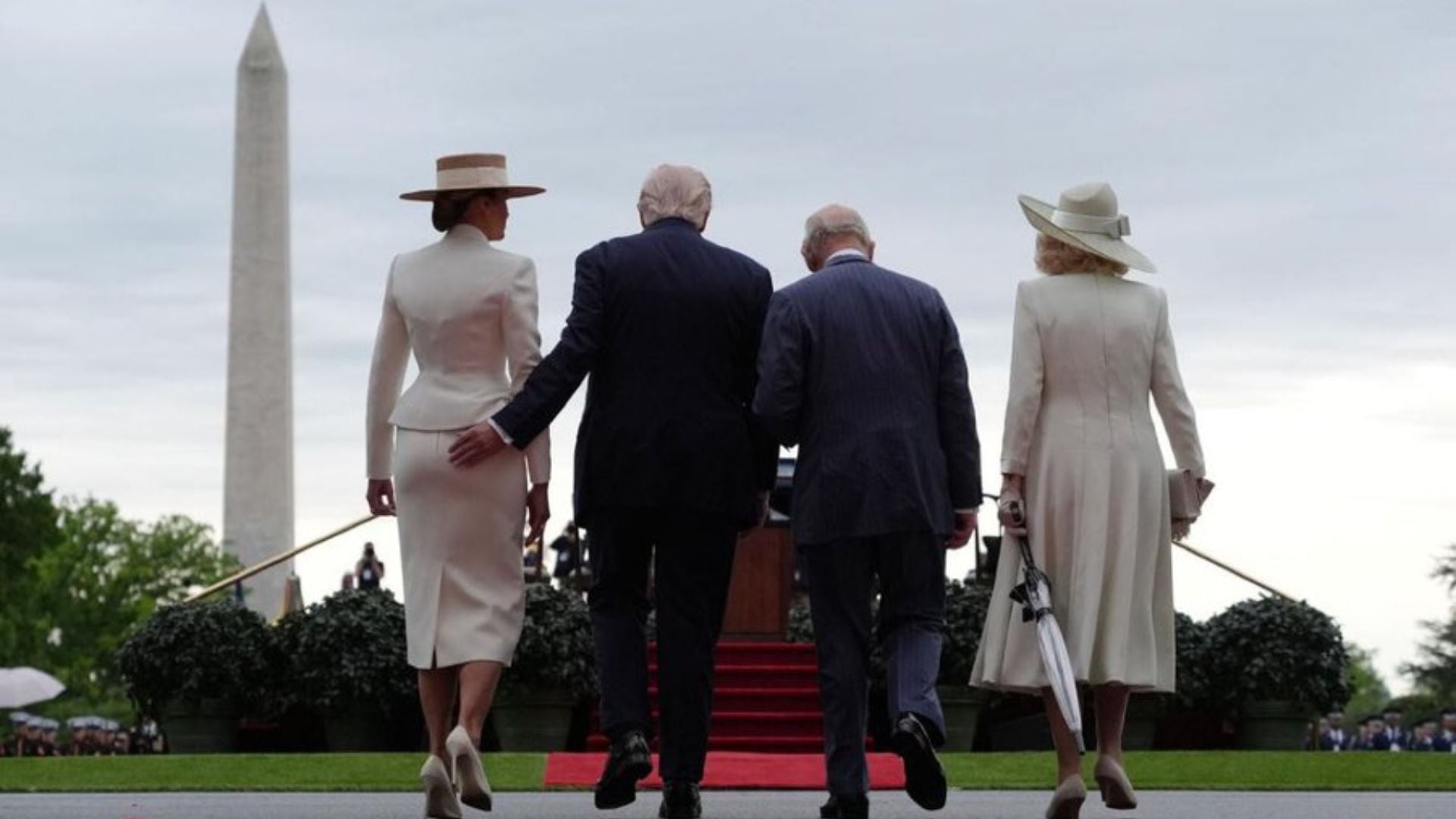 Melania vuelve a las andadas soltándose de la mano de Trump… que no se rinde