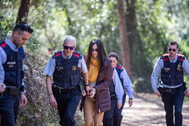 La comitiva judicial del crimen de la Guardia Urbana acude a la inspecci&oacute;n ocular de la casa de la acusada Rosa Peral en Cubelles (Barcelona). (Foto: Europa Press)