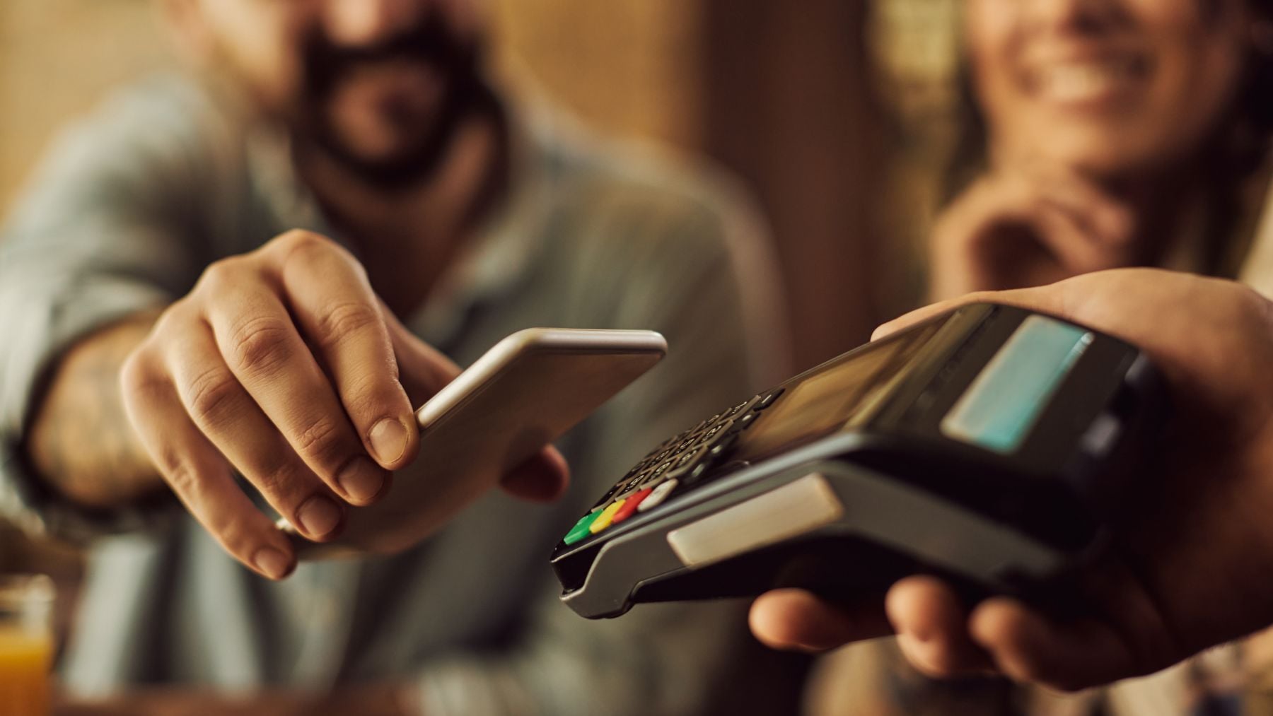 El Gobierno confirma el cambio en España a partir del 18 de mayo: pagar en las tiendas ya no será igual