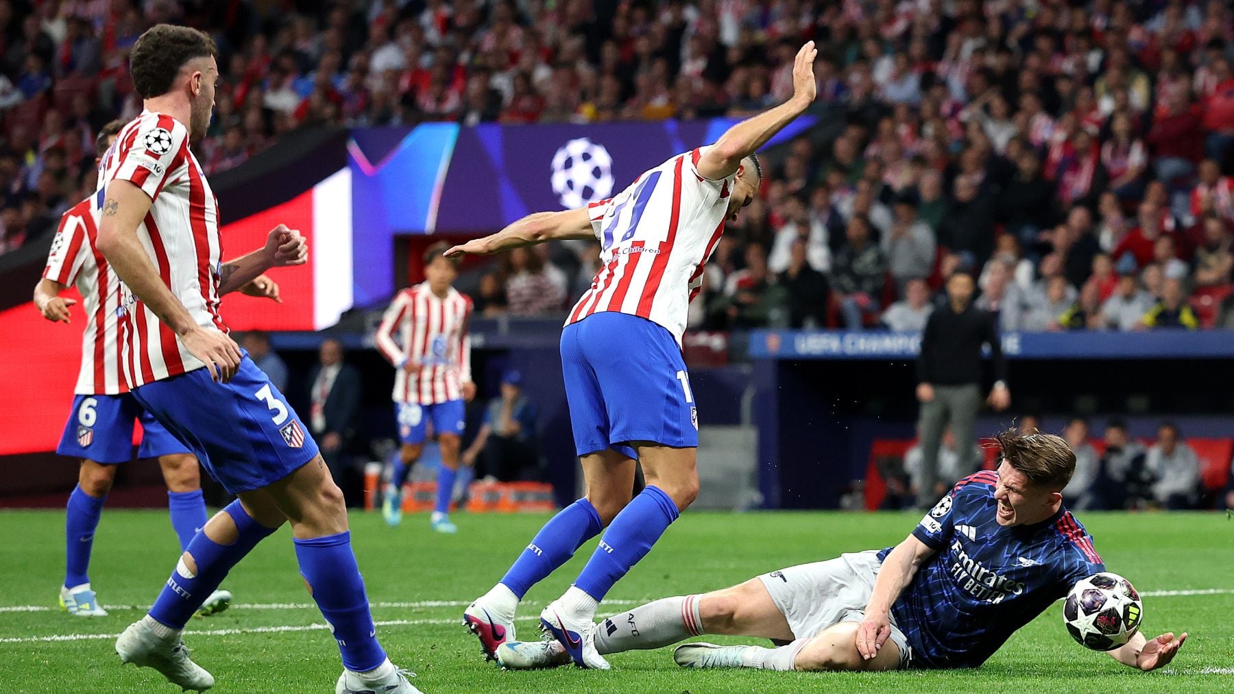 Pena máxima para el Atlético: Makkelie le pita un penalti riguroso tras un choque de Hancko con Gyokeres