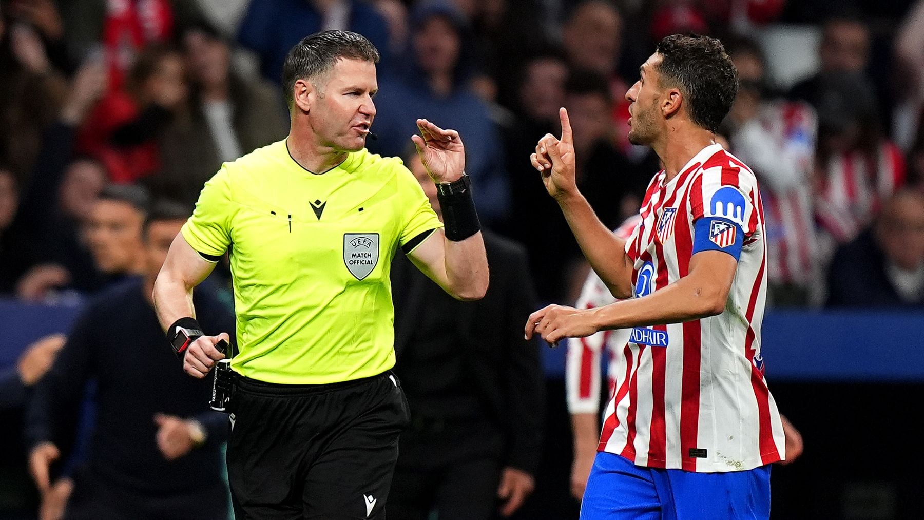 Tétrico arbitraje de Makkelie: pita un penalti riguroso y el VAR le corrige en dos para salvar al Atlético