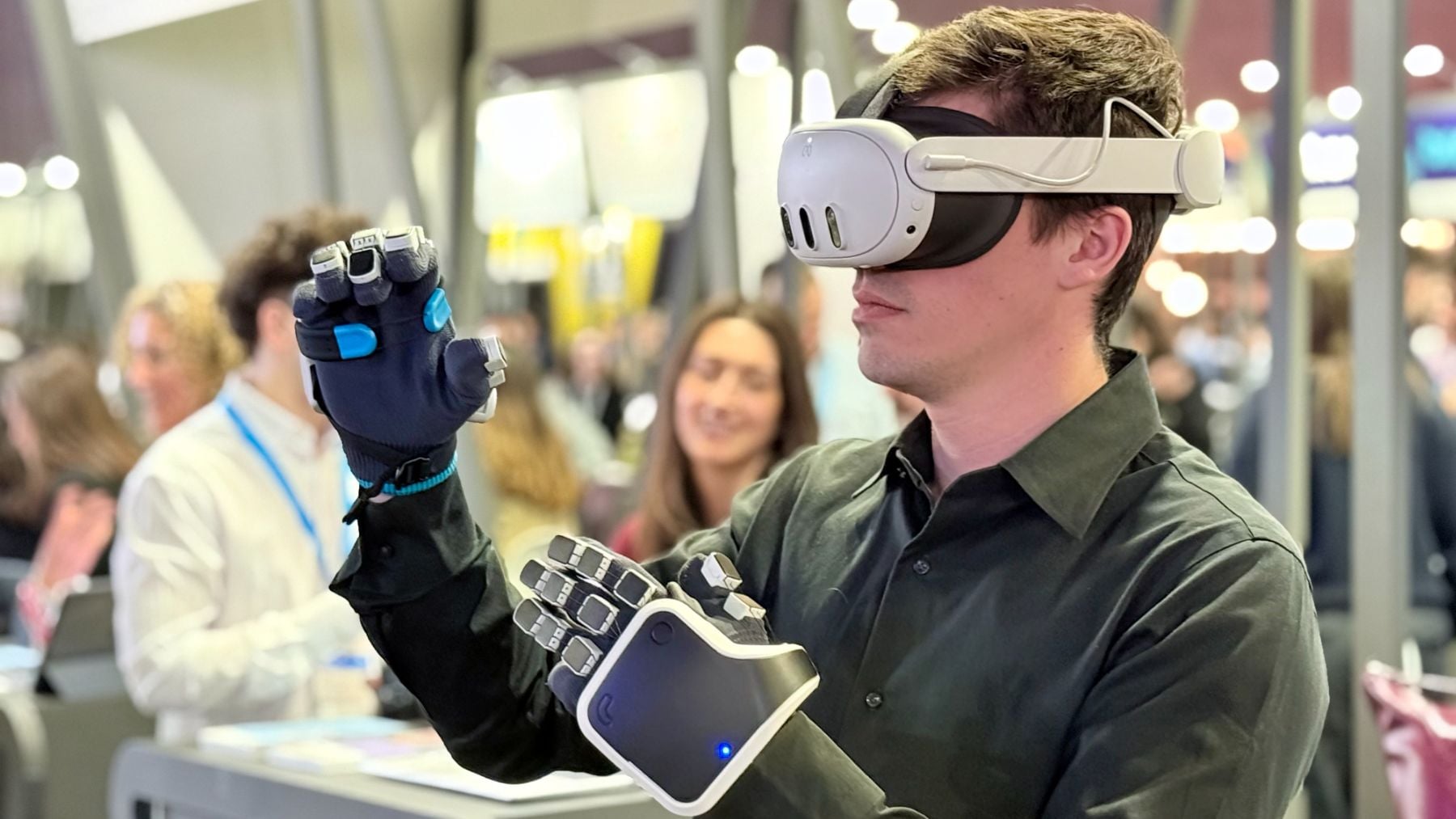 Guantes con sensores que enseñan a los futuros enfermeros a hacer una reanimación cardiopulmonar