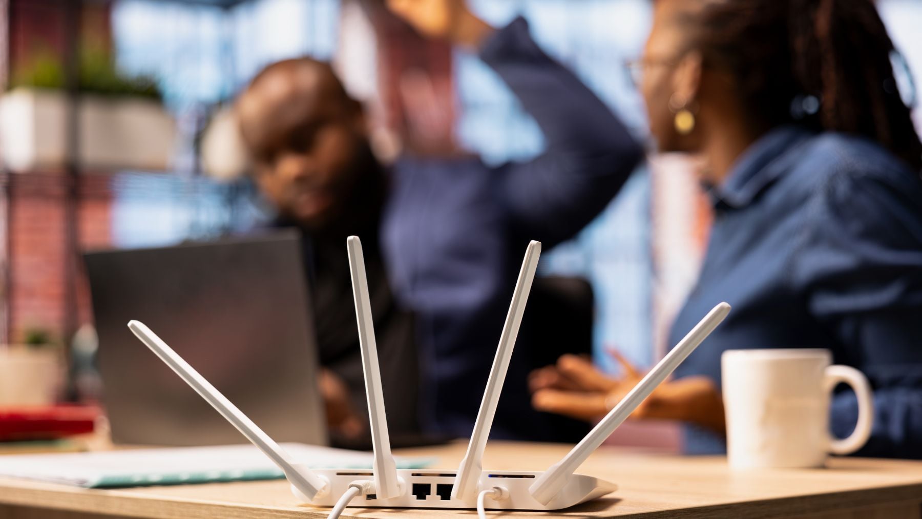 El truco viral de poner una moneda en el router del WiFi: para qué sirve y por qué recomiendan hacerlo