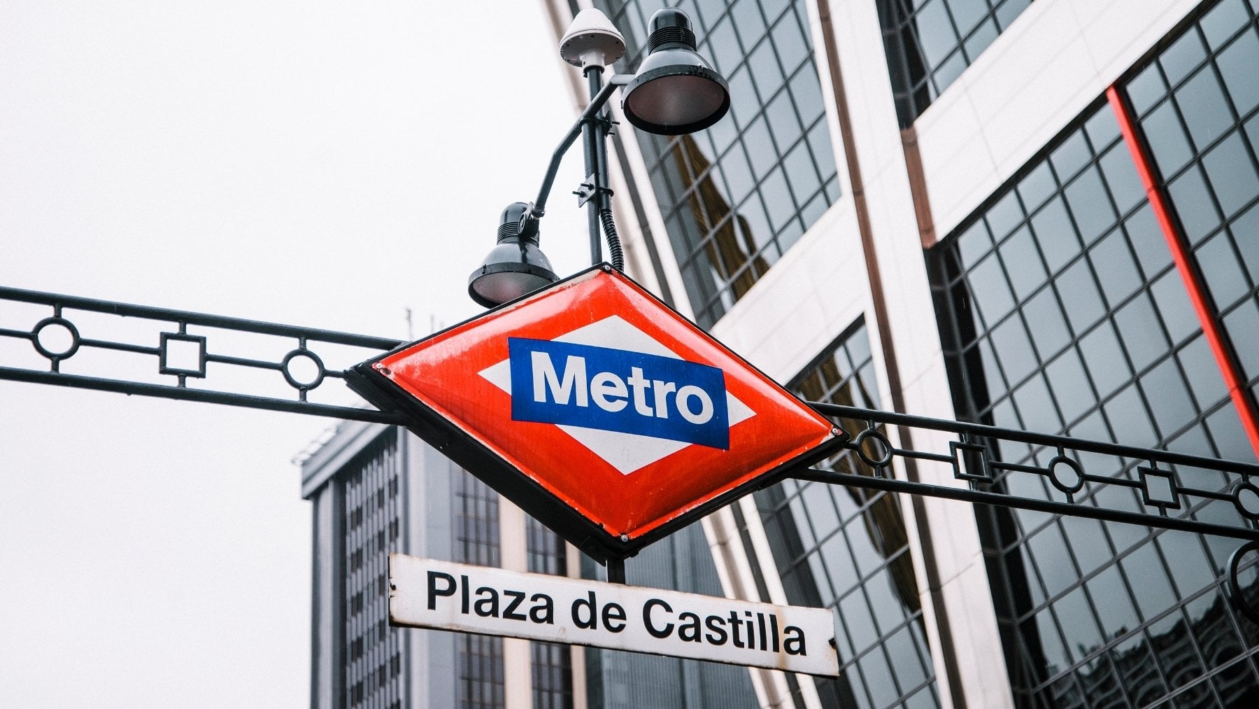 Ni casual ni opcional: Metro de Madrid pide a los usuarios que lleven este objeto que se coloquen junto a las cabinas del conductor