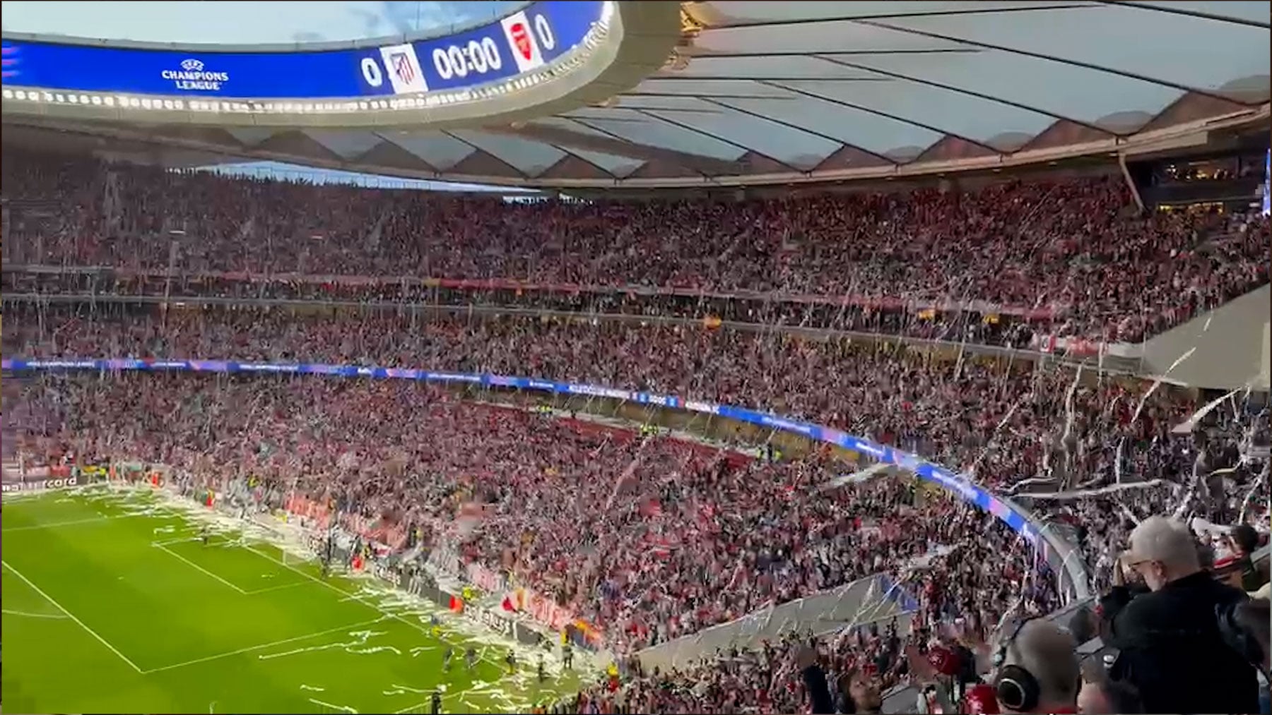 La imagen de la Champions: así fue el recibimiento con rollos de papel higiénico en el Atlético-Arsenal
