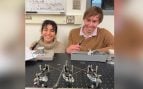 Los estudiantes de la Universidad St. Olaf. Faten Abu Al Ardat (27) y Harry Maakestad (26) trabajan en la construcción de la computadora mecánica. Foto: Universidad St. Olaf.