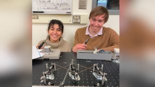 Los estudiantes de la Universidad St. Olaf. Faten Abu Al Ardat (27) y Harry Maakestad (26) trabajan en la construcción de la computadora mecánica. Foto: Universidad St. Olaf.