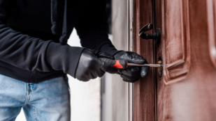 Ladrón usando el método `bumping´ para entrar en una casa