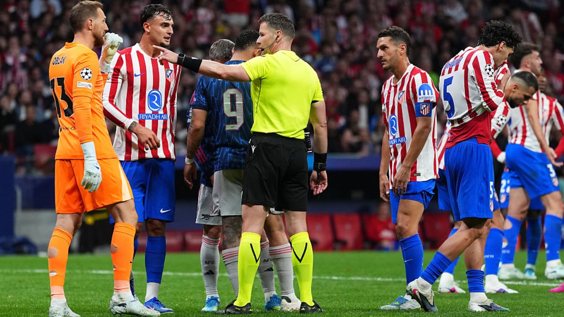 Inglaterra explota contra el Atlético y Simeone por presionar al árbitro: El Arsenal fue víctima de un robo