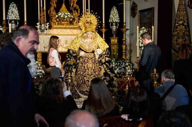 El besamanos de la Virgen de la Estrella durante el cuarto Domingo de Cuaresma. (Foto: Europa Press)