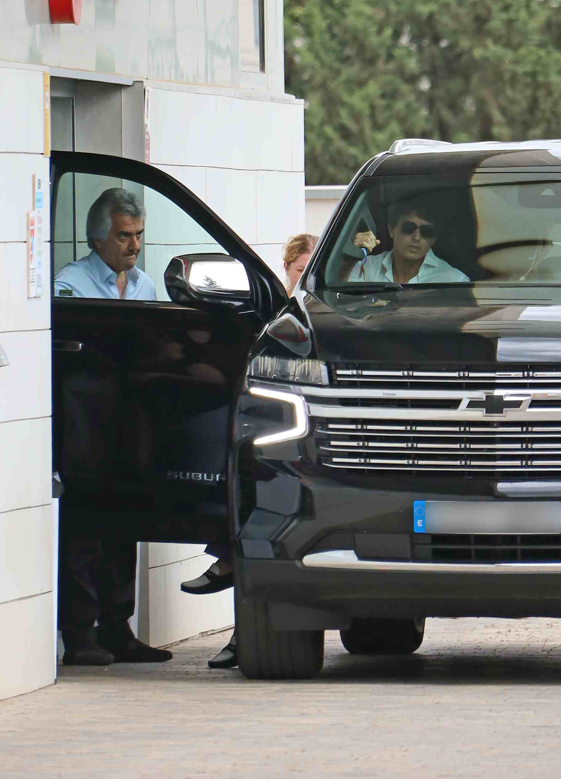 Roca Rey a su salida del Hospital Viamed Santa &Aacute;ngela de la Cruz. (Foto: Europa Press)