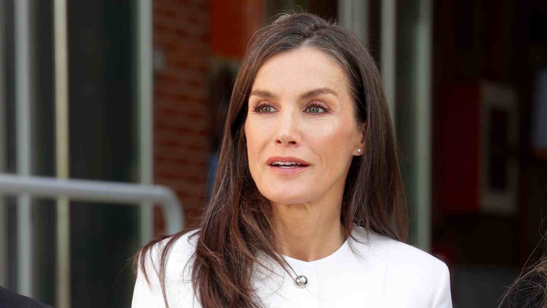 La Reina Letizia convierte Mango en su mejor arma de estilo en su cita con la comunidad gitana