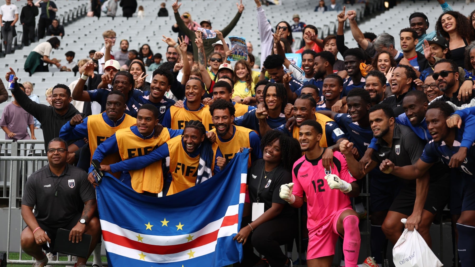 La selección de Cabo Verde celebra junto a su afición. (Getty)