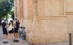 Los vecinos de Palma denuncian que los turistas aparcan las bicis en el edificio histórico de la Llotja