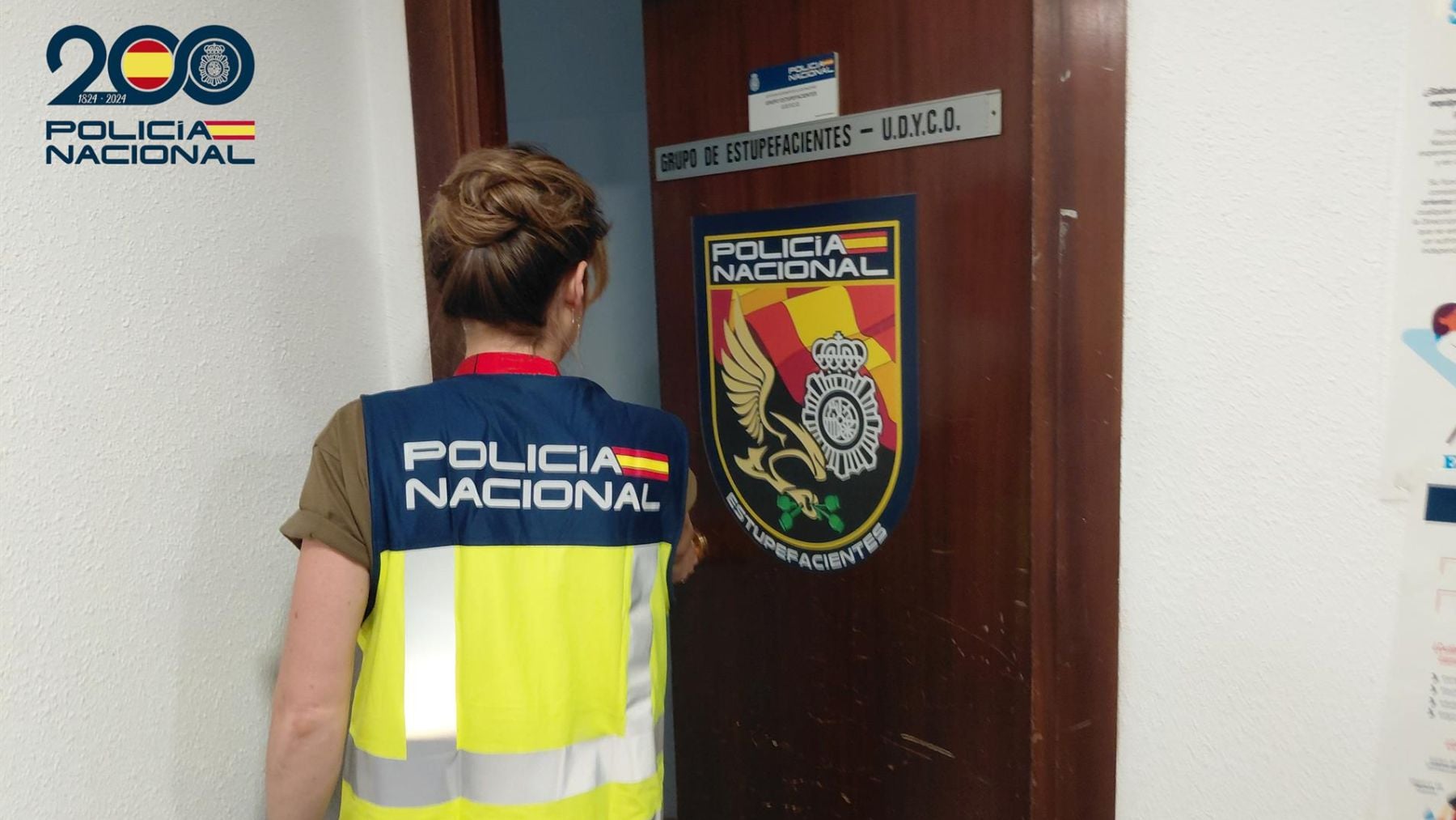 Una de las agentes que ha llevado la investigación entrando en dependencias policiales.