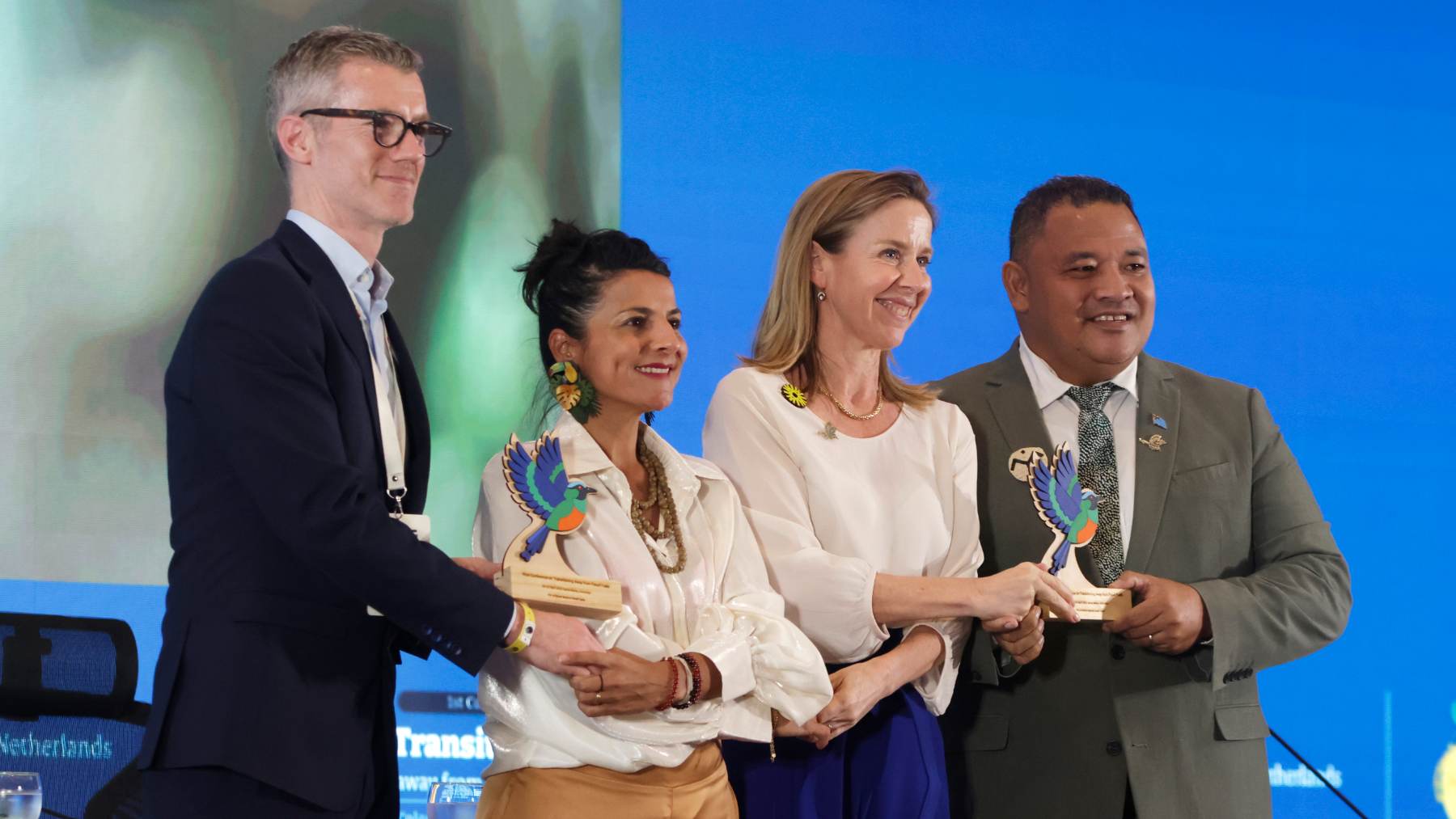Foto de clausura de la primera Conferencia para la Transición más allá de los Combustibles Fósiles. (Foto: EFE).
