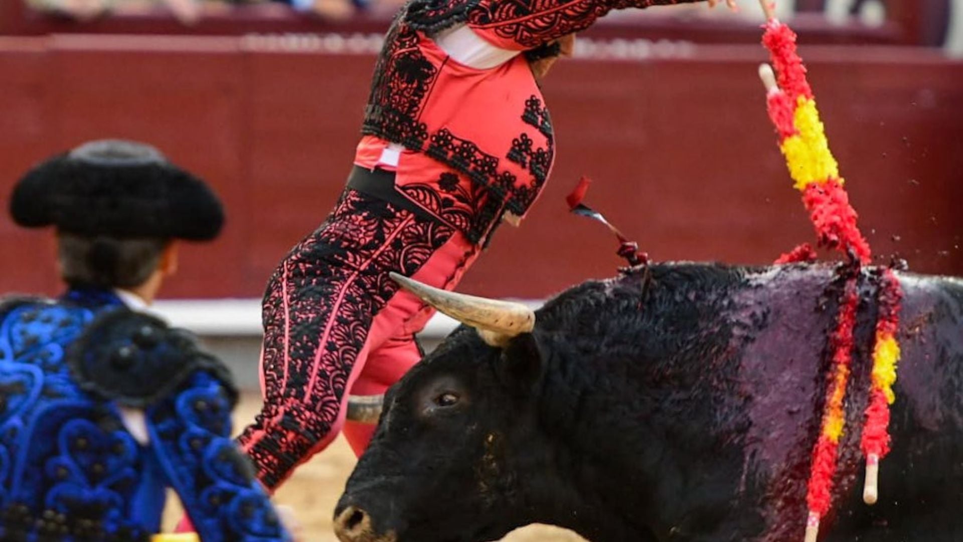 Corneado de gravedad en un muslo el subalterno Raúl Ruiz en Las Ventas