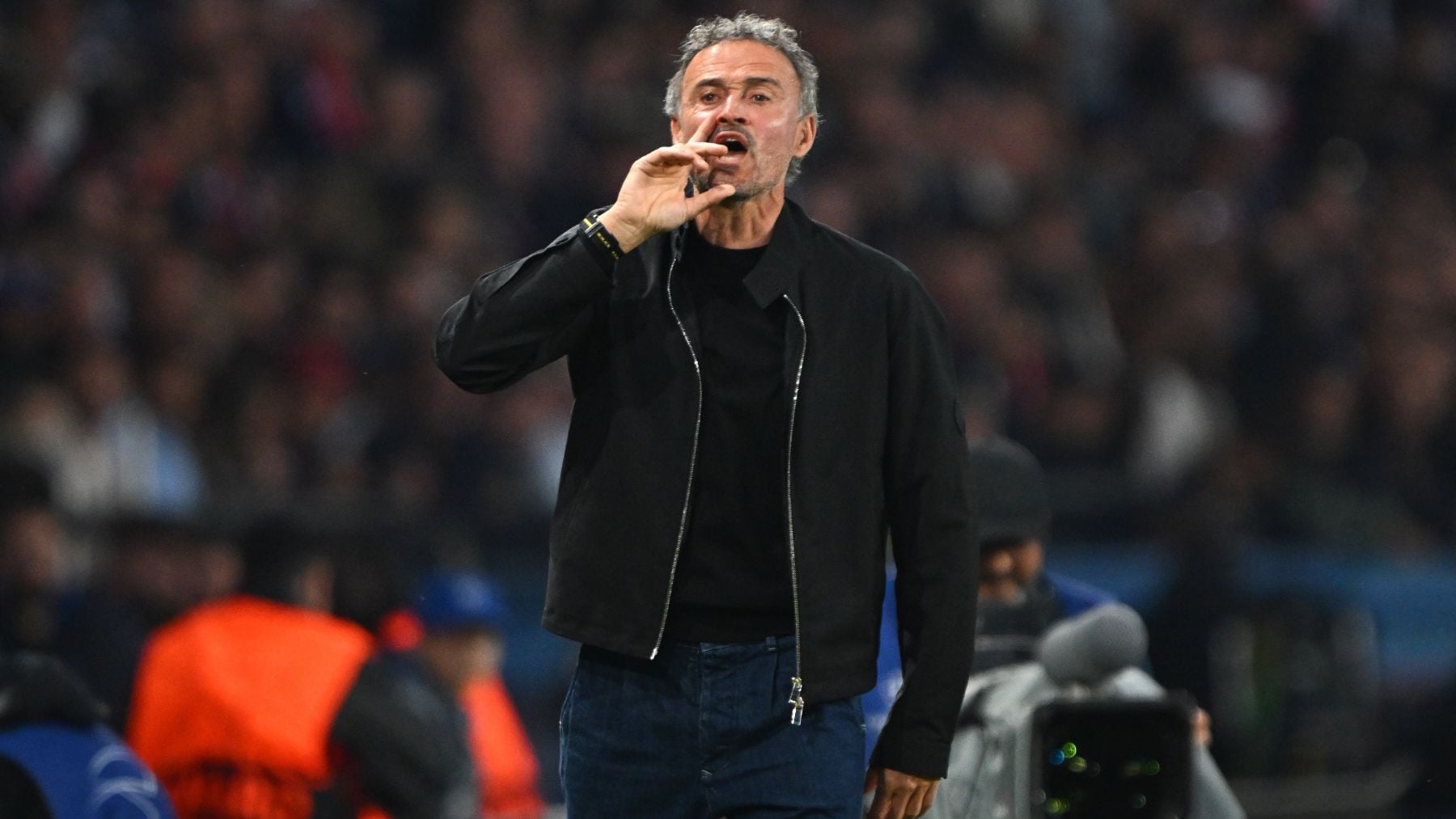Luis Enrique da instrucciones durante un partido del PSG. (EP)