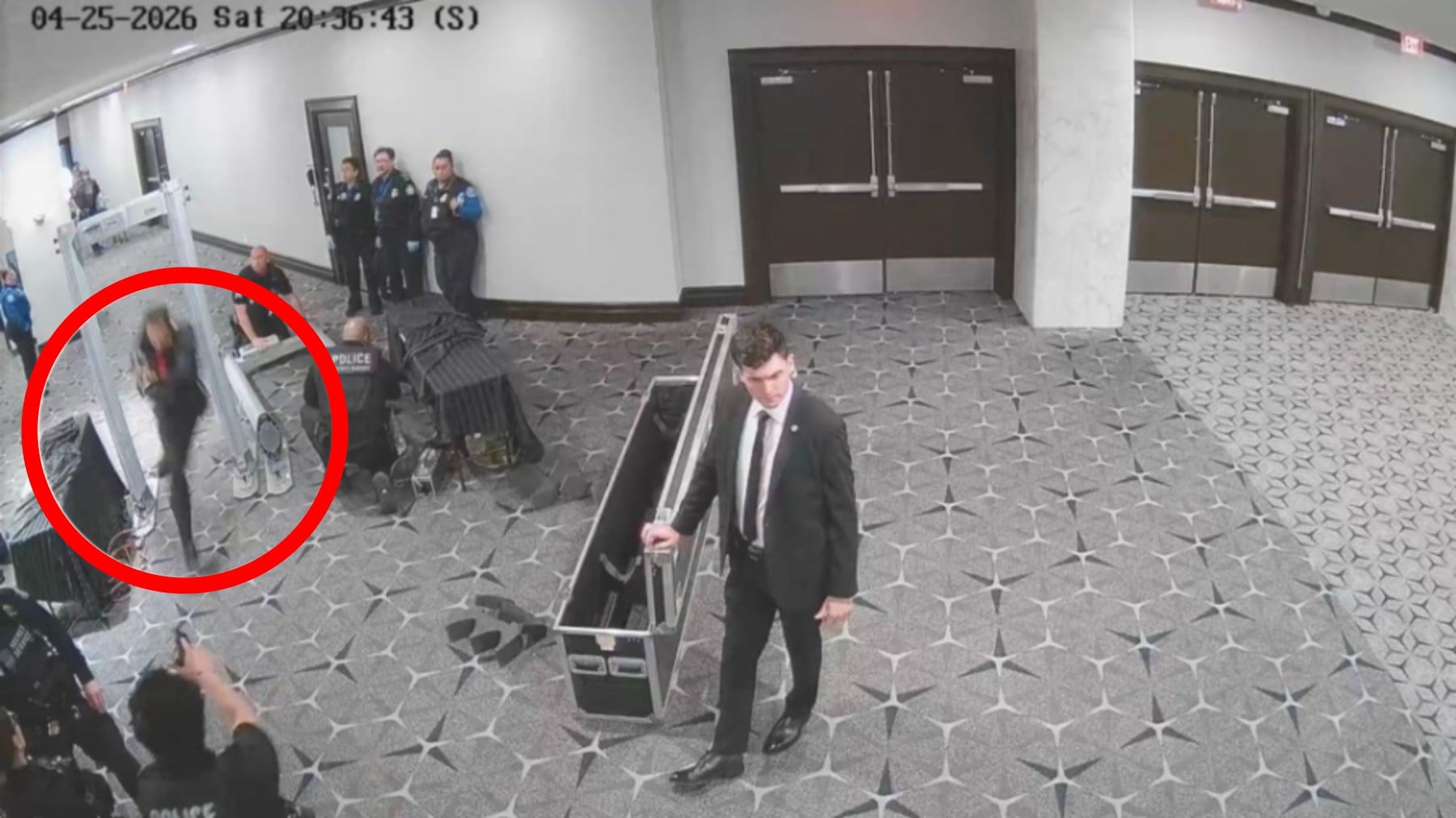 Un nuevo vídeo de alta calidad muestra al atacante de Trump armado y pasando veloz por el detector de metales