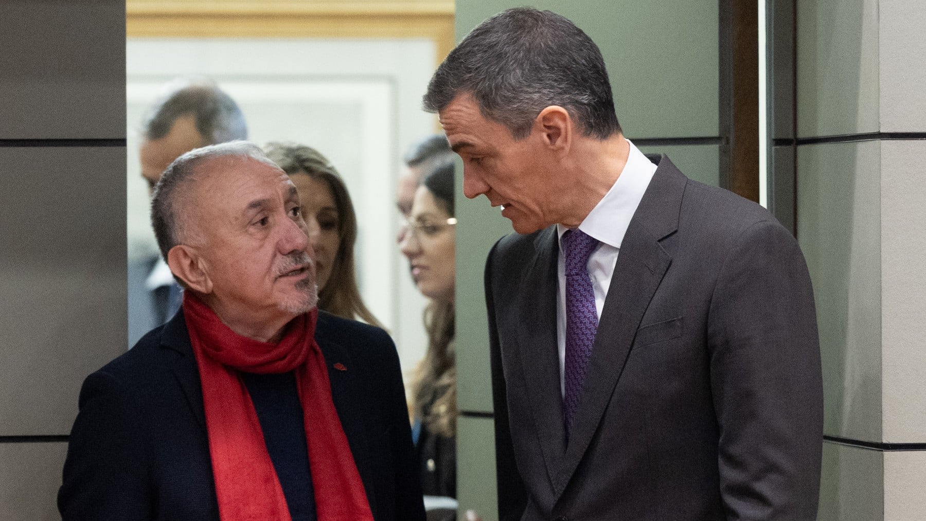 Sánchez presume de datos económicos pero UGT y CCOO le contradicen: denuncian sueldos bajos y precios altos