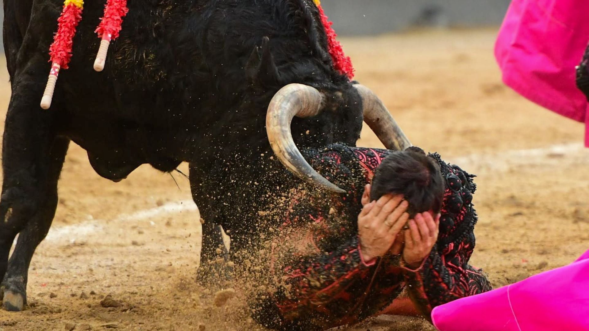 Corneado de gravedad en un muslo el subalterno Raúl Ruiz en Las Ventas