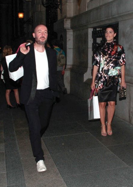 Diego Postigo y Barbara Lennie paseando