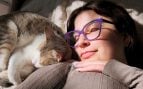 Gato y su dueña tomando una siesta. (Foto: Naiara Philpotts)