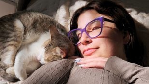 Gato y su dueña tomando una siesta. (Foto: Naiara Philpotts)