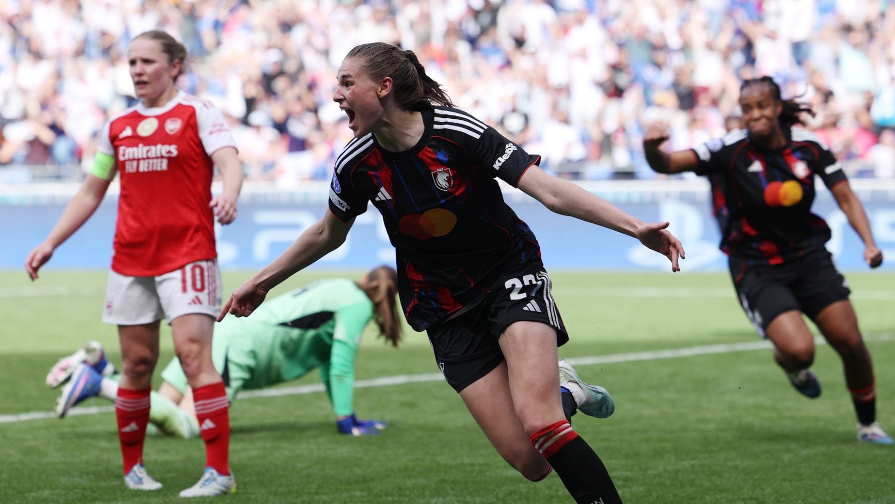 El Olympique de Lyon remonta al campeón Arsenal y espera al Barcelona en la final de la Champions femenina