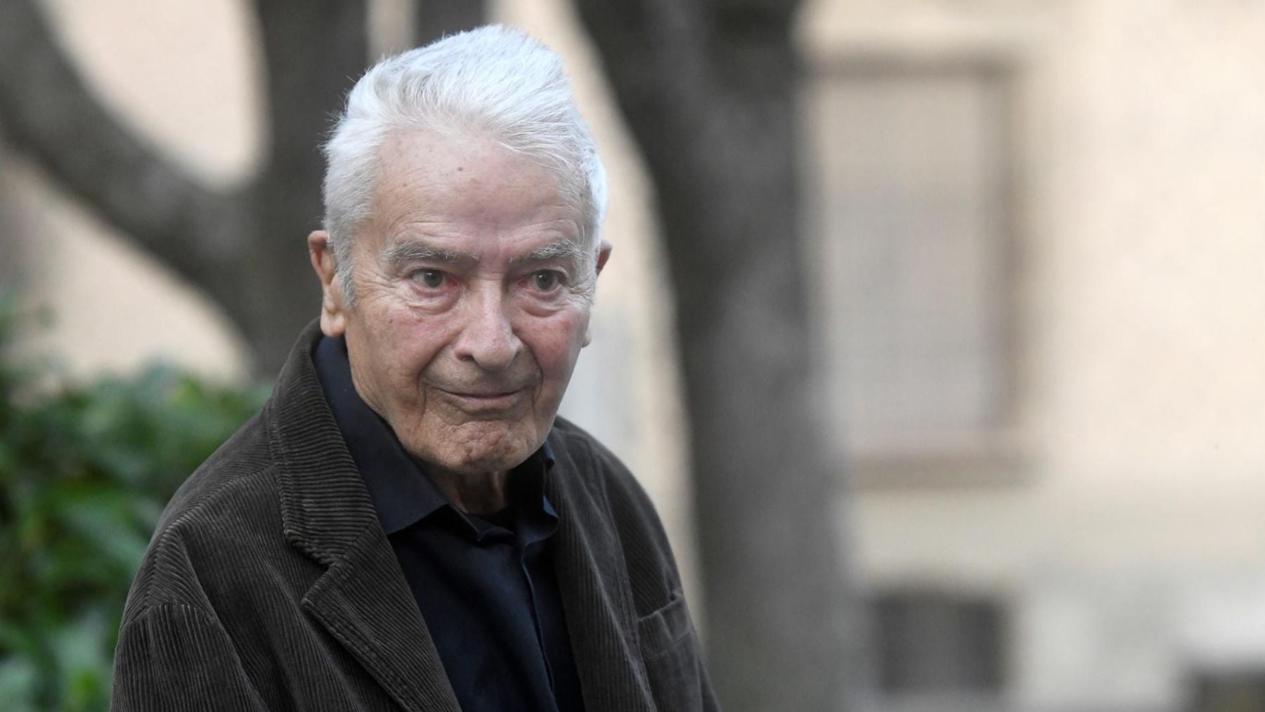 Muere el diseñador José María Cruz Novillo, creador de la bandera de Madrid y de logos como Correos y Renfe