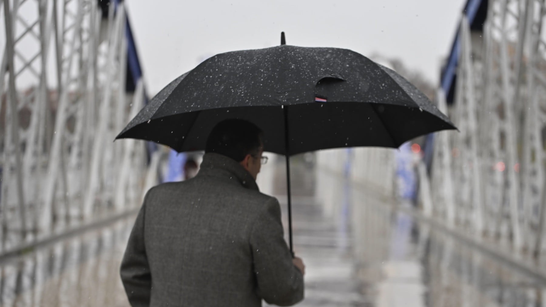 Nubes y chubascos en Zaragoza: Descenso de temperaturas y viento fuerte, según AEMET