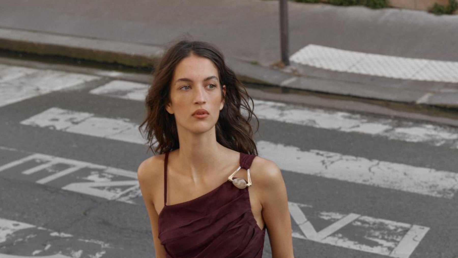 El look de invitada de Zara por menos de 50€ para ser la más elegante de las bodas esta primavera 2026