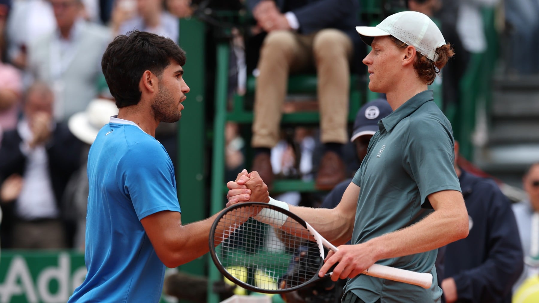 Alcaraz y Sinner se dan la mano tras la final en Montecarlo. (Getty)