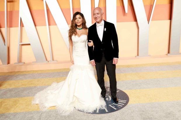 Jeff Bezos y Lauren S&aacute;nchez posando
