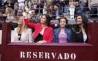 Isabel Díaz Ayuso saludando en la Corrida Goyesca