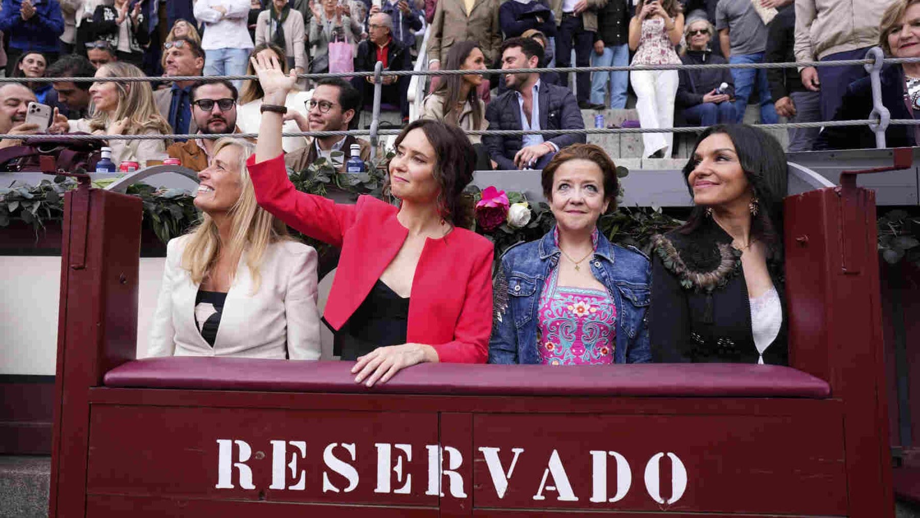 De los arrumacos de ‘El Chatarrero’ con su novia al lookazo de Ayuso: los momentazos en la grada de la Corrida Goyesca