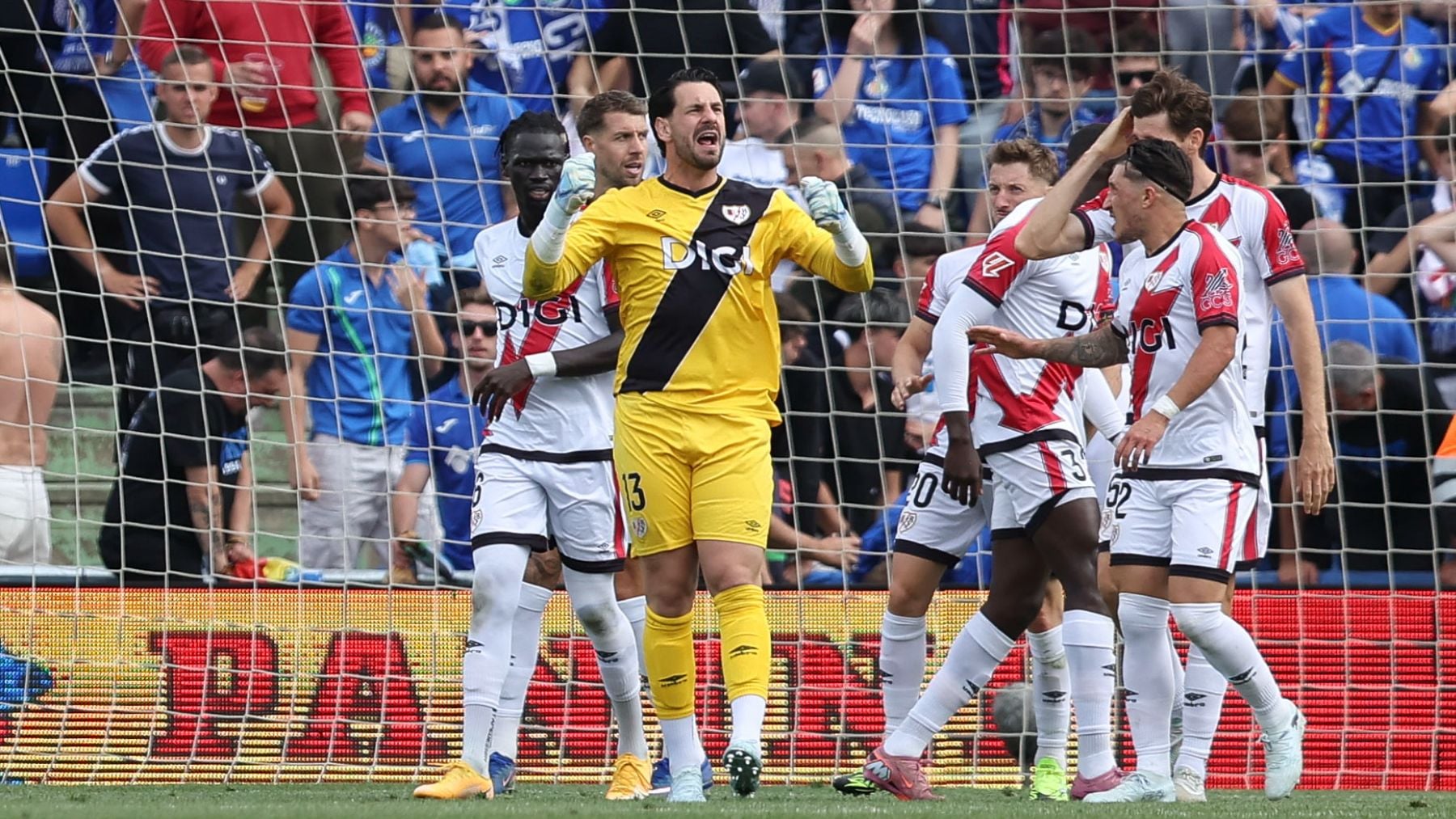 Los jugadores del Rayo celebran el penalti parado por Batalla. (EFE)