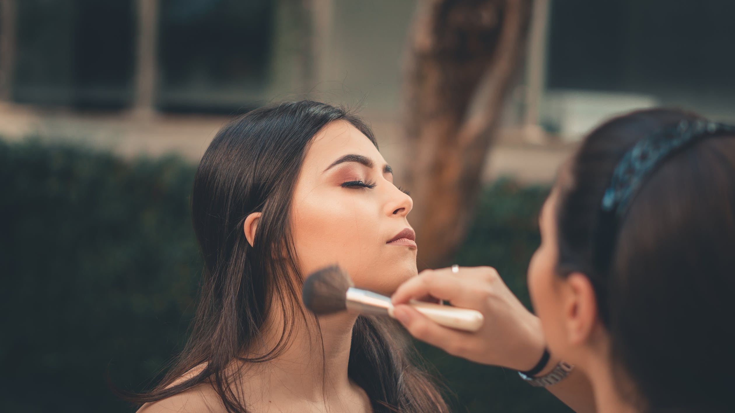 El truco de los expertos en belleza: Para levantar un párpado caído mejor aplicar la sombra por encima de la cuenca