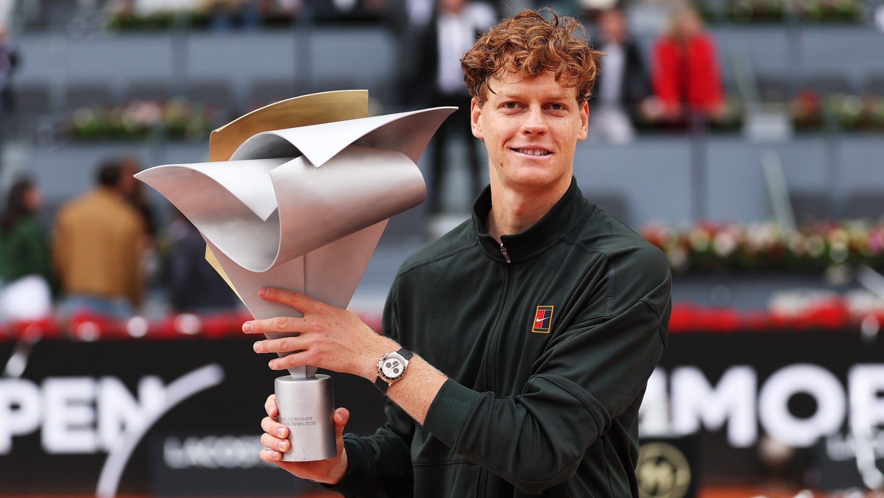 Sinner posa con el trofeo del Mutua Madrid Open. (Getty)