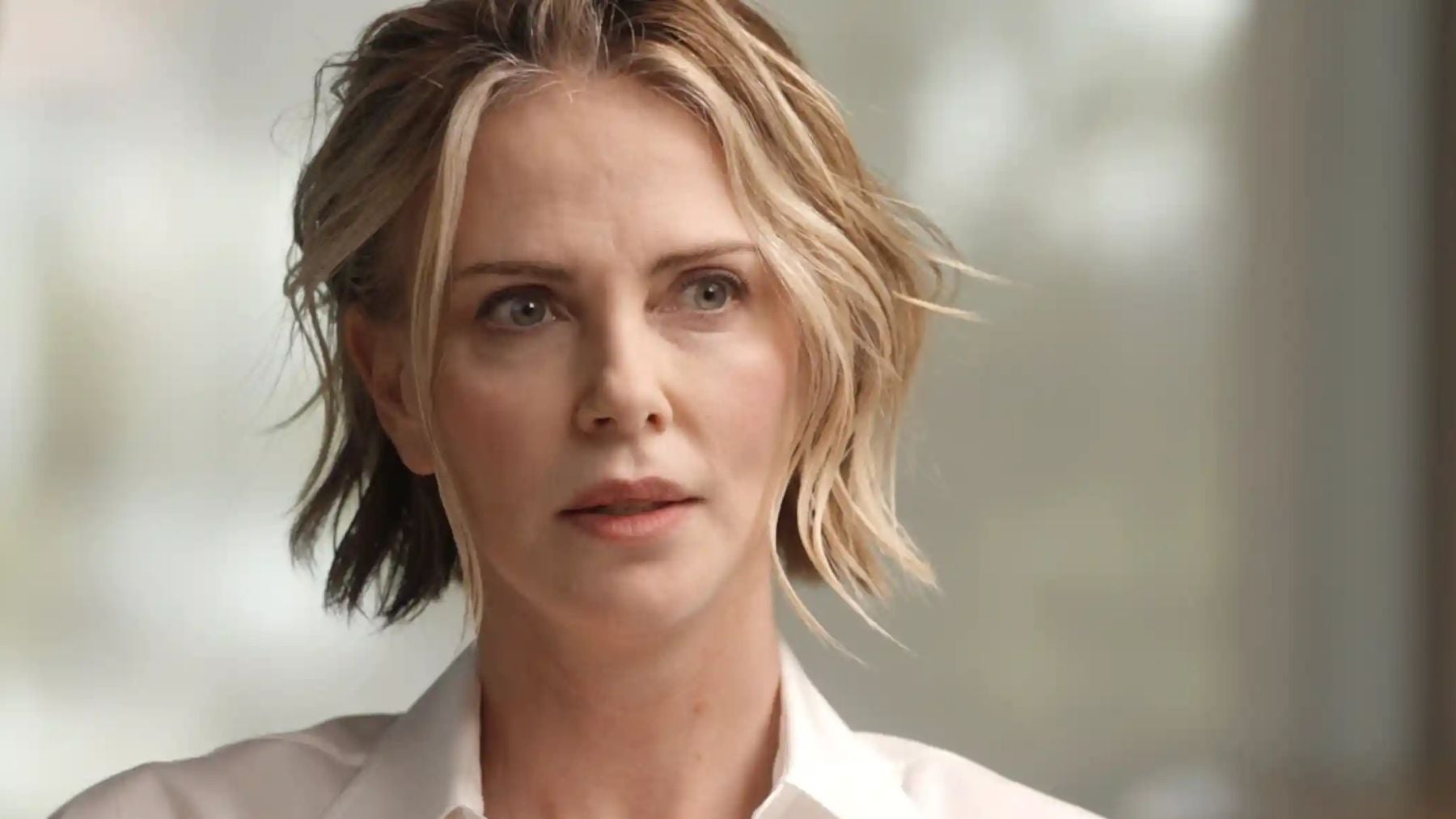 La increíble vida de Charlize Theron: de casi morir de niña en Sudáfrica a ser una de las actrices mejor pagadas del mundo
